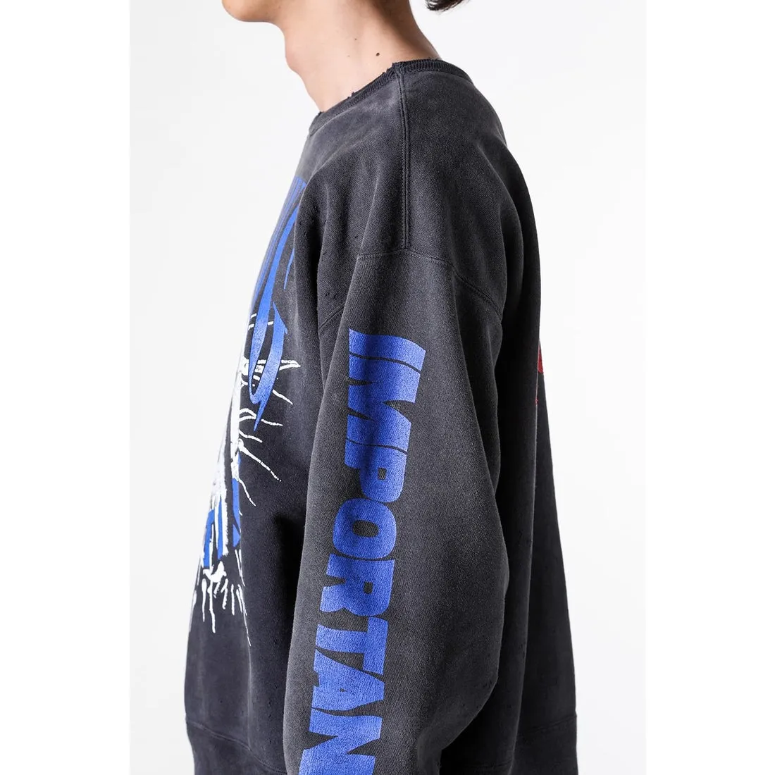 SAINT Mxxxxxx × Kosuke Kawamura KK_CRW SWT/NOTHNG IMP/BLK joint model Holy Infant Tadpole retro distressed sweatshirt, washed black S-XL Assute dyeing, genuine whole garment sprayed with horsetail fading process, collar/cuffs frayed in many places, front and rear panels/sleeves super complicated hanging grinding, heavy washing and distressing, correct fruit mark/angel mark